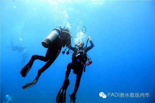 新余火灾事故现场摆满鲜花 市民买“炸鸡可乐”悼念：年轻人爱吃